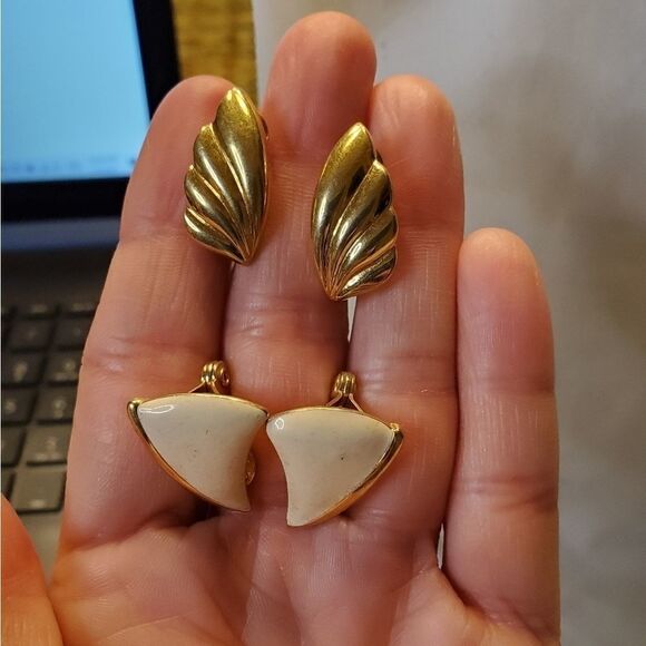 Beautiful 2 pairs of vintage monet earrings. - Picture 5 of 10